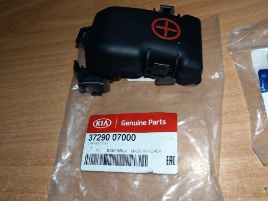 3729007000 MOBIS Кришка клеми акб 3729007000 HYUNDAI/KIA/MOBIS