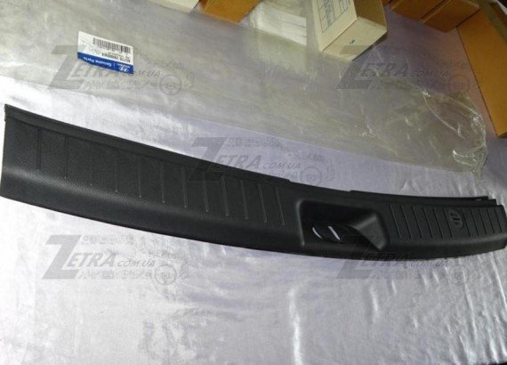 857702B000WK MOBIS 857702B000WK Накладка панелі багажника задня внутр.  Santa Fe /10--12/