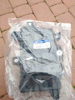Фото підставка акумулятора Tucson /15--*/ TRAY ASSY-BATTERY 37150D3200 MOBIS 37150D3200 MOBIS Підставка акумулятора Tucson /15--*/ TRAY ASSY-BATTERY